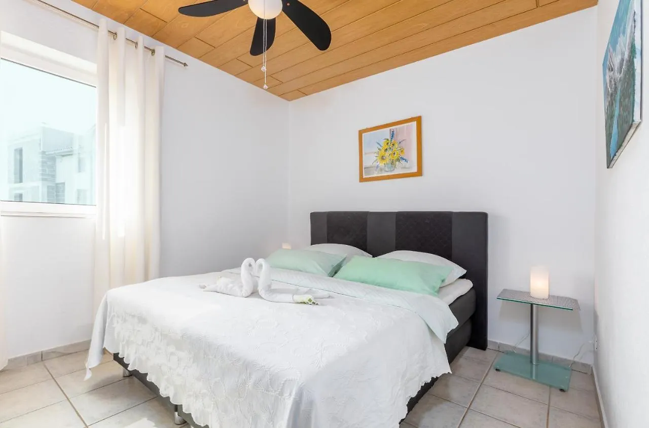 Apartmani Miki Vinkuran 0*,